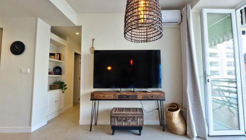 Boho Chic Apt, Frontline Sea & Paseo Views - Photo 4