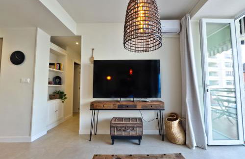 Boho Chic Apt, Frontline Sea & Paseo Views - Photo 4