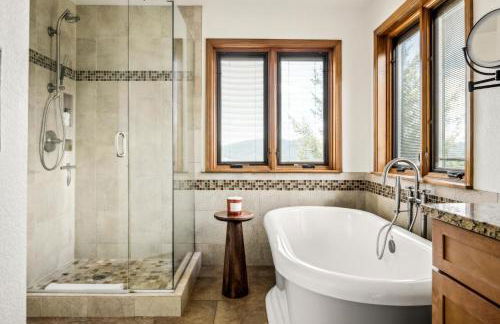 Hot Tub - Scenic Views - Spacious Deck - Game Room - Foto 33