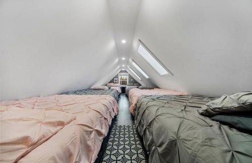 New Sunday River Ski Retreat with Hot Tub Spa - FirePit Sleeps 16 - Foto 68