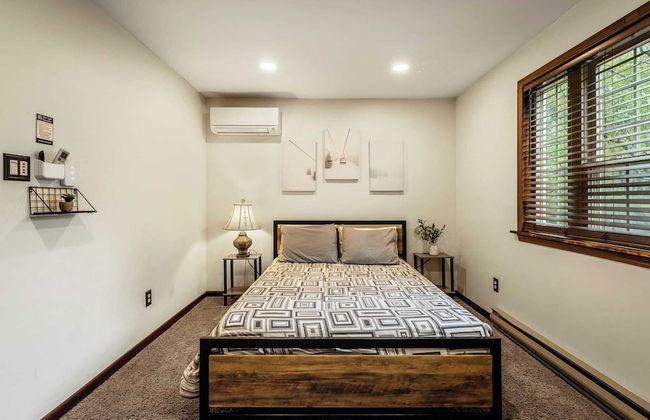 Sky View Chalet by Avantstay Stunning Interior, Spacious Deck, Hot Tub, & View - Photo 22