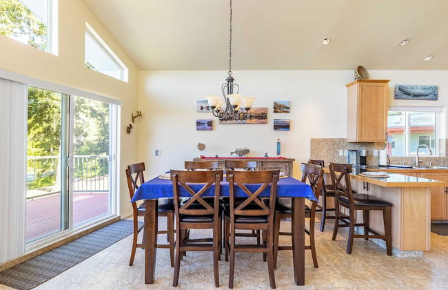 Harborview Getaway by Avantstay Walk to Beach - Photo 11