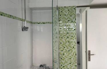 Ground-Floor Apartment With private Garden - Foto 9