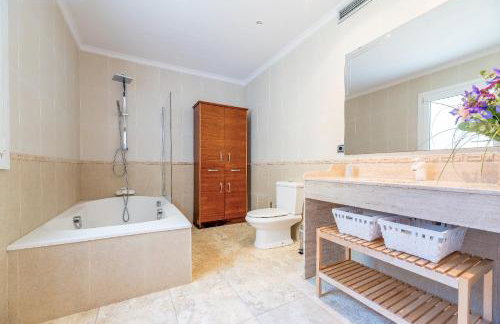 Preciosa villa con piscina, jardín y vistas al mar WIFI - Foto 44