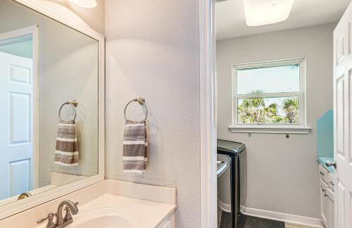 Walk to Beach Home with 2 Decks in Galveston! - Foto 14