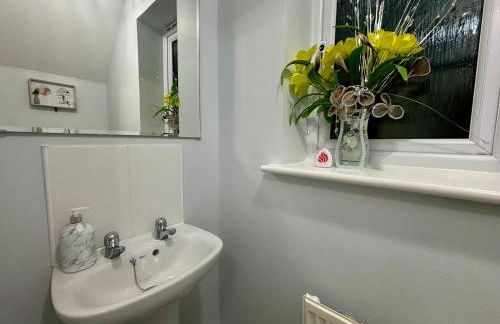 Eskdale Townhouse- Spacious 4BR ,Crawley, Free Wifi, Parking, fully equipped, contractor friendly, temporary relocations welcome, near Gatwick Airport - Foto 47