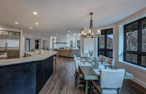 Cozy mountain home w riverfront patio - Foto 58