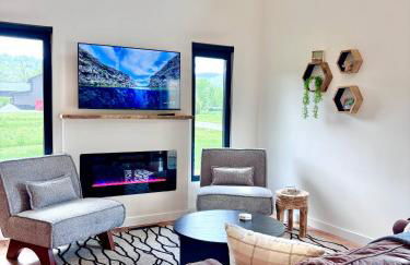 Three Suns Full Rental | 8 Cabins | Views | River - Foto 52