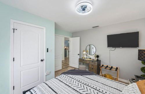 Beautiful Pet Friendly Home! Tropical Pool, Optional Golf Cart & Pool Heat, Minutes to Beach - Foto 34