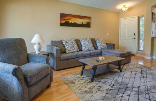 Fenced Backyard and Fire Pit Bright Peoria Home! - Foto 5