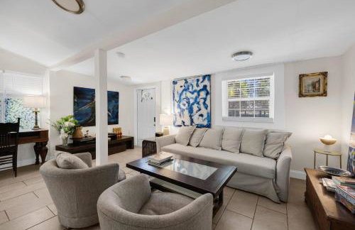 Artful Home Near Design District - Photo 2