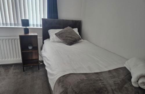 3 bedroom house-Ellesmere Port - Photo 4