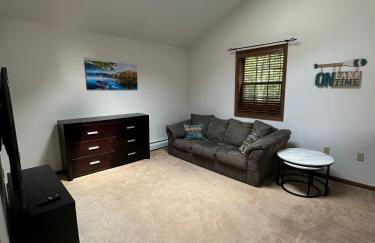 Pocono Hideout Family Home with Hot Tub Deck Sunroom Pool Big Bass Lake Larsen Lake Gouldsboro Clifton Township - Foto 51