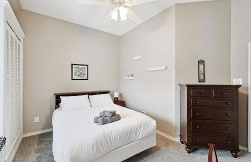 DFW Getaway - 4 Bedrooms Pool Oasis Media Room - Photo 28