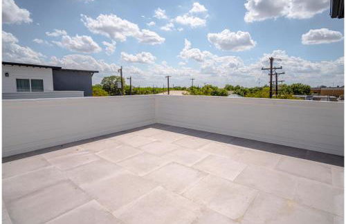 Gorgeous 3 BR 2 BA Near Amazing Downtown - Photo 54