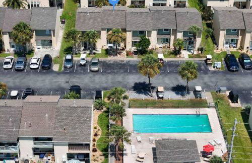 Beach access close to Walmart, Bowling,skating and Game room - Photo 10