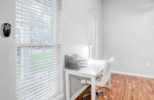 Updated, dog-friendly gem w/fenced yard, foosball & pool tables, WiFi, fireplace - Foto 26