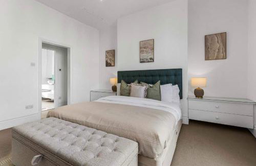 Beautiful 3-Bedroom House with Garden and Rooftop Retreat - Foto 20