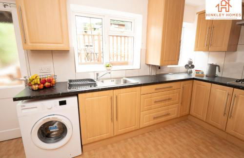 Large Home - Free Parking-WiFi By Hinkley Homes Short Lets & Serviced Accommodation - Foto 24