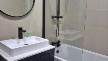 #22 Lux & Stylish 2 bed 2 bath Apart w balcony 11 - Near Cannon Hill Park - Sleeps 4 - Perfect for contractors and families - Free parking - Foto 4, towels, Shower