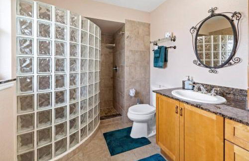 Waterfront home with pool and gameroom! - Foto 38