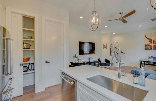 7BR Retreat, Rooftops, Garages, Walkable to Faves 5 Mins to Nissan Stadium, Less than 10 Mins to Broadway, 24 Hr Hospitality, Great for Groups - Foto 65