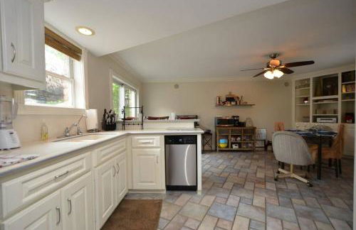 Crosby Backyard Oasis with Weekday Specials! - Foto 34