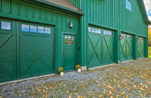 Luxe Green Barn Near Skiing with Mt Equinox Views! - Foto 21