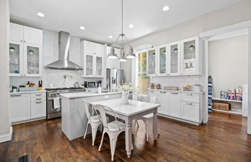 Elegant Manor w Private Yard & Modern Amenities - Foto 27