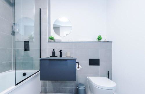 Modern 2BR Apartment in Manchester with Parking - Foto 18