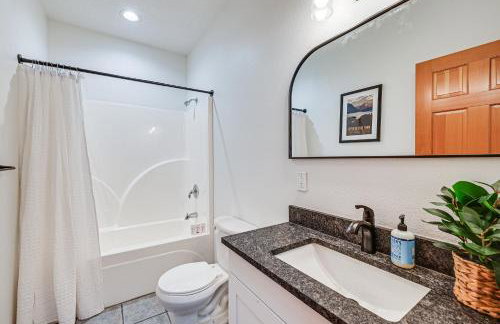 Walk to Flathead Lake Polson Home with Balcony - Foto 17