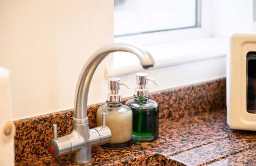 Metrolink Steps Away • Fast City & Airport Links - Foto 42