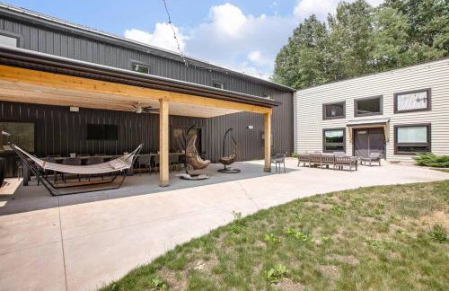 38-Acres of Luxury: 9BR, Indoor Pool, Gym, Near ND - Foto 63