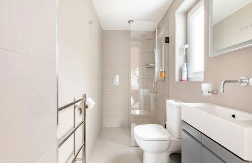 Luxury King-Bed EnSuite with Quiet Private Patio - Foto 10