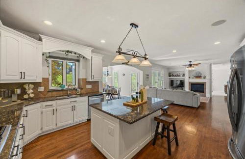 Beautiful relaxing private villa next to a pond smart home and Traeger Grill - Foto 10