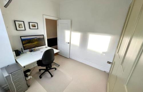 Entire Modern Apartment with Garden Near Underground Station - Foto 5