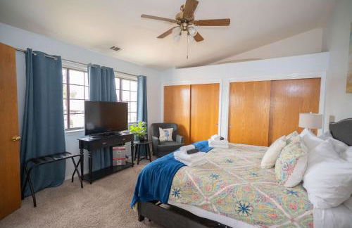 Spacious 3BR Home with Hot Tub & Private Yard - Foto 14