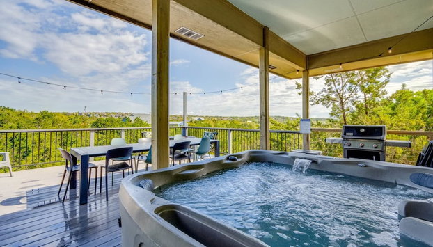The Outlook - Spa and deck views of Hill Country - Foto 2, Zimmer