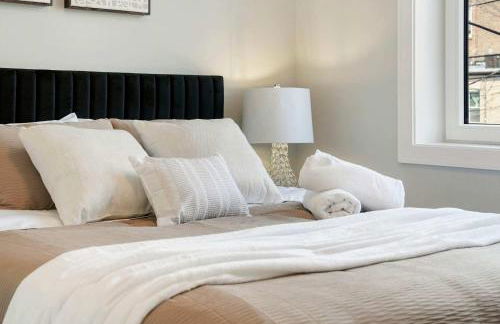 Modern Condo by Med District with Parking & Laundry - Foto 32