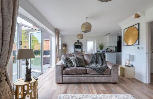 Luxurious 3 bedroom house now with FULL FIBRE INTERNET Shangri la in village of Alfrick with driveway parking for 3 cars in an area of outstanding natural beauty, superb walking,close to Worcester, Malvern showground, theatre, Malvern hills, dogs welcome - Photo 68