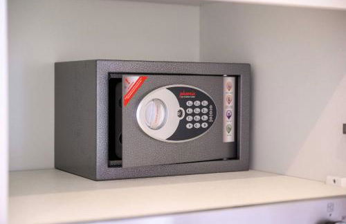 Metrolink Steps Away • Fast City & Airport Links - Foto 24