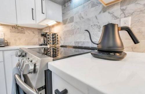 Mid-City Stay w Balcony Jazz Fest Ready - Foto 16