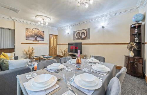 Spacious 4 Bedroom Home Near City Centre Sleeps 11 with Free Parking - Foto 34