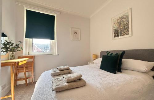 TAFFS MEAD HOUSE Central City Location, nr Stadium, Family Friendly! - Photo 5