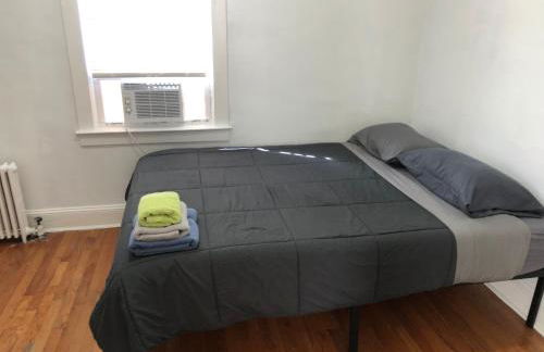 Private 2 bedroom and 1 bathroom house in a quiet area and convenient to NYC bus and train, MetLife Stadium FIFA World Cup 35 minutes away - Foto 5