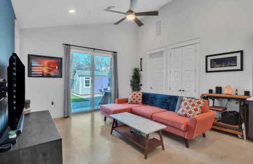 15 Min to Downtown with Backyard & Parking - Foto 9