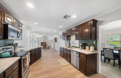 Sprawling estate with private pool and game room and guest house - Foto 17