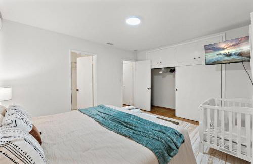 Entire Private Home with 4 Bedrooms 2 Bathrooms, Spacious, Lux King Bed, Ranch Style, Prime Area, Available Now - Photo 30