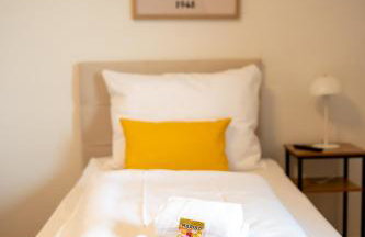 Platz für 8 Pers - C4S Come4Stay Monteure "InnArt" Boxspringbett Einzelbett Töging am Inn, Parkplatz, WLAN, Balkon, Smart TV, voll ausgestatteter Küche, Waschmaschine - Foto 11