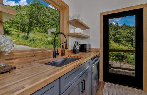 Romantic Mountain Retreat with Hot Tub and Panoramic Views Near Marshall, NC - Foto 13